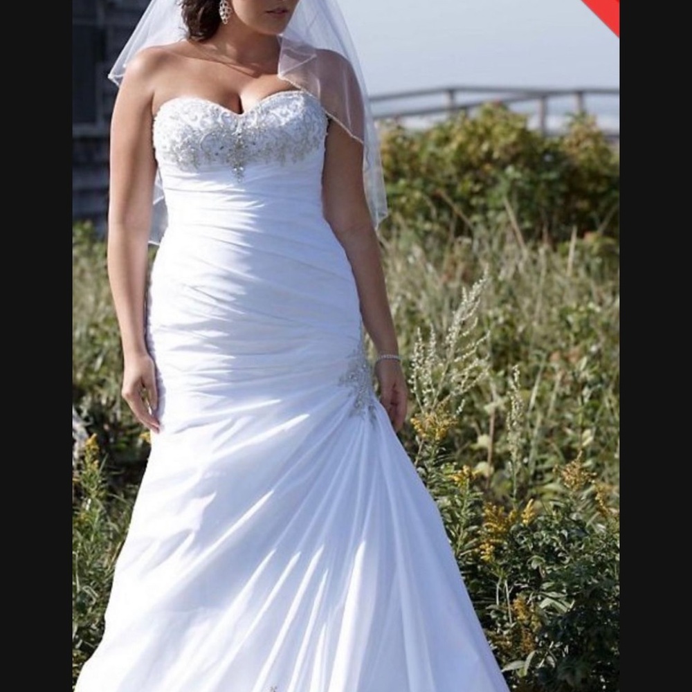 Elegant White Strapless Wedding Dress